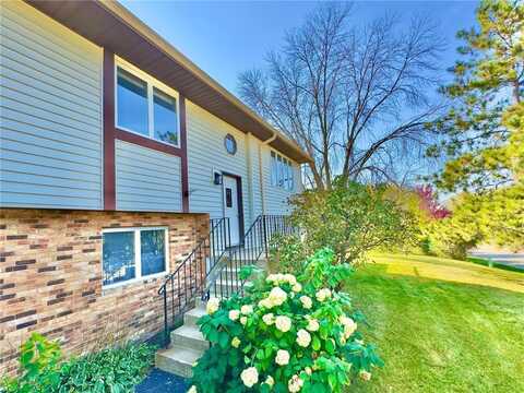 1299 Farrell Street N, Maplewood, MN 55119