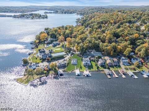 7 Pickerel Point Dr, Hopatcong, NJ 07843