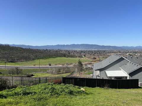 564 La Strada Circle, Medford, OR 97504