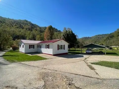 5424 Lotts Creek Rd, Hazard, KY 41701