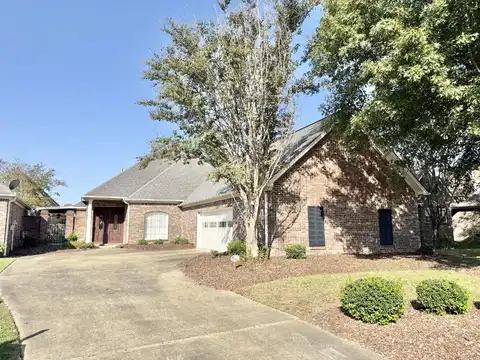 108 Kenswick Ct, Starkville, MS 39759