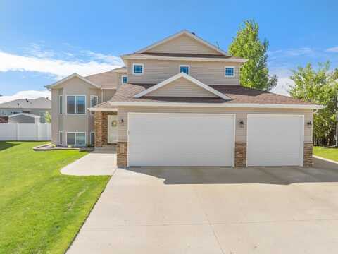 3433 SE Woodside Drive, Minot, ND 58701