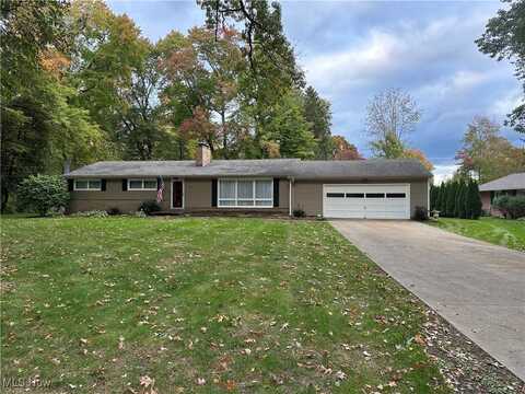 225 Seneca Trail SW, Hartville, OH 44632