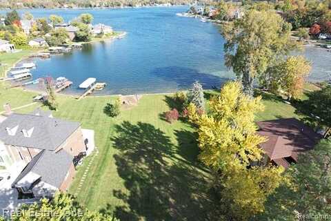 2450 WALNUT LAKE Road, West Bloomfield, MI 48323