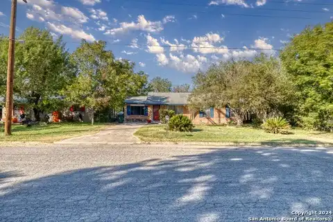 304 W SABINAL ST, Uvalde, TX 78801