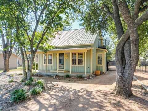 805 Franklin St, Fredericksburg, TX 78624