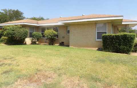 PRICE REDUCED--401 2nd St, Hugo, OK 74743