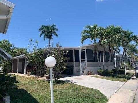 33 Bridgette Blvd, Greenacres, FL 33463