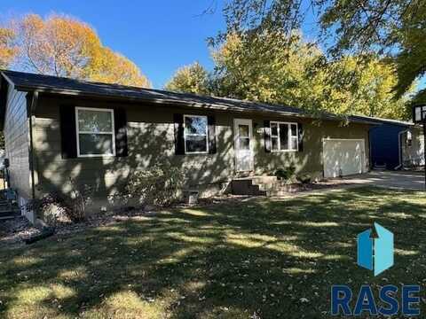 804 E Maple St, Harrisburg, SD 57032