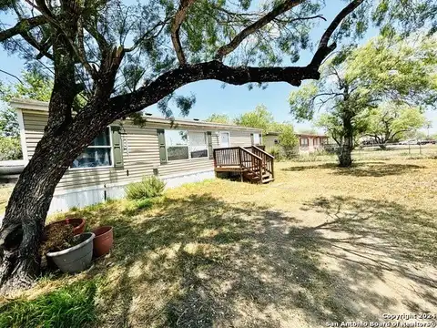 1105 Walnut St., Jourdanton, TX 78026