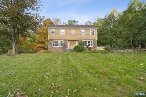 10 Fox Hedge Road, Saddle River, NJ 07458