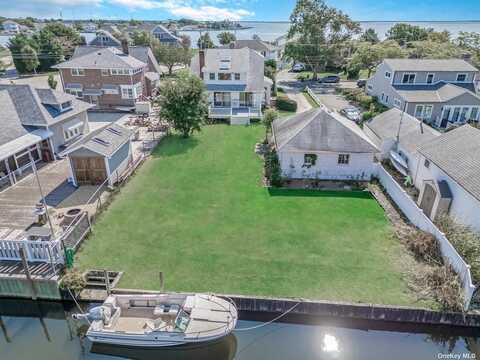 7 Unqua Place, Amityville, NY 11701