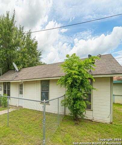 124 S CARROLL ST, Poth, TX 78147