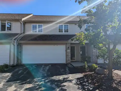 Mallard Pointe Circle, Waukesha, WI 53189