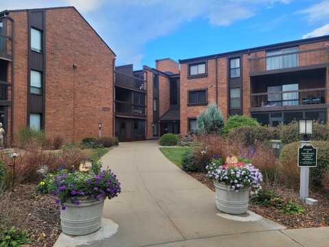 W Stonehedge Dr, Unit 324B, Greenfield, WI 53220