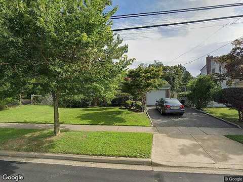 Fallwood, FARMINGDALE, NY 11735