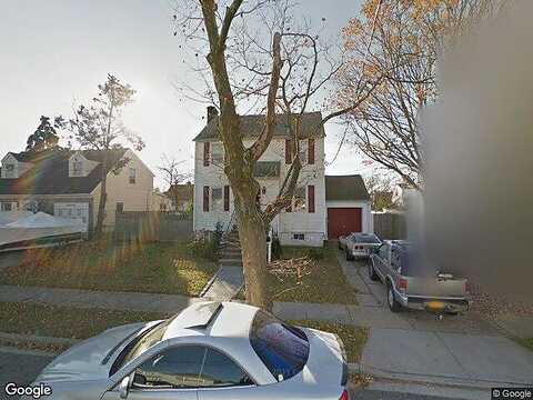 W 2Nd St, FREEPORT, NY 11520