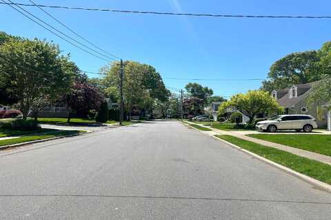 Lakeshore, MASSAPEQUA PARK, NY 11762