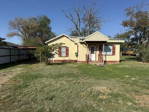 704 Collinson Street, Clarendon, TX 79226