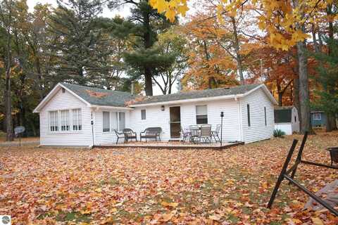 142 WINONA PLACE, CADILLAC, MI 49601