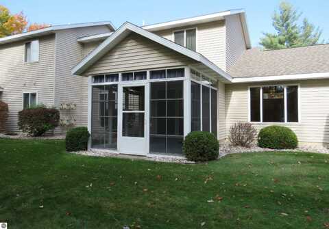 316 WOODSIDE CIRCLE, CADILLAC, MI 49601