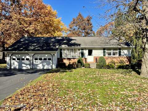 683 Hampshire Seat, Niskayuna, NY 12309