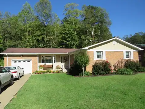 29 Paradise Valley, Hagerhill, KY 41222