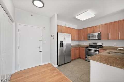 4 Constellation Pl, Jersey City, NJ 07305