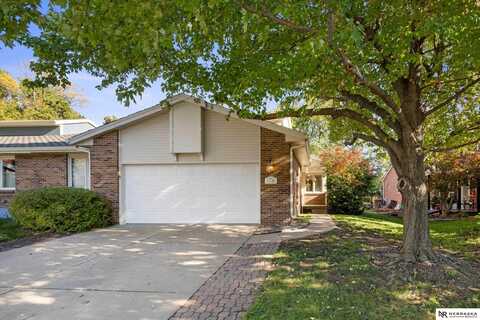 1146 Coachmans Drive, Lincoln, NE 68510