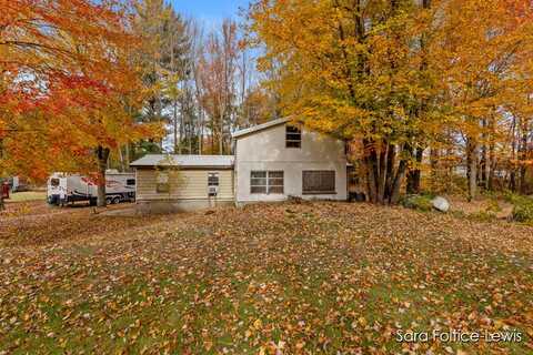 11721 State Road, Nunica, MI 49448