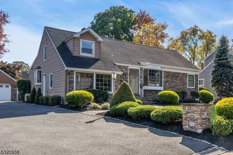 31 Meadow Rd, Clark, NJ 07066