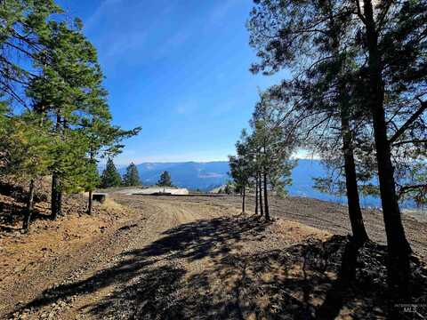 618 Valley View Dr, Lenore, ID 83541