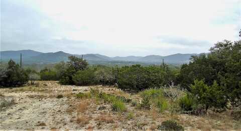 137 Middle Rd, Leakey, TX 78873