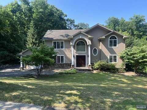 64 Powhatan Path, Oakland, NJ 07436