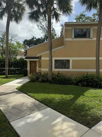 209 E Palm Cir E, Pembroke Pines, FL 33025