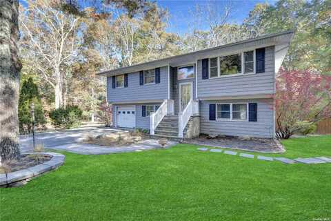 1 Halsey Manor Road, Manorville, NY 11949