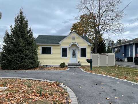 33 Princeton Avenue, Smithtown, NY 11787