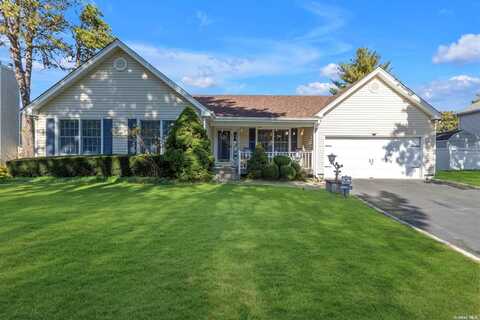 17 Pine Edge Place, Dix Hills, NY 11746