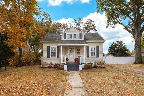 46 Pine Street, Islip, NY 11751