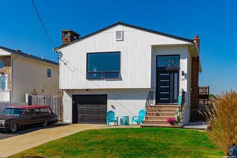 26 Bayview Avenue W, Lindenhurst, NY 11757