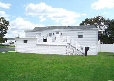 40 E Santa Barbara Road, Lindenhurst, NY 11757