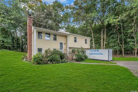 8 Robin Court, Coram, NY 11727