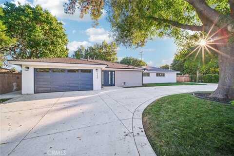 22548 Victory Boulevard, Woodland Hills, CA 91367