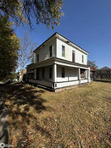 718 S 5Th Street, Burlington, IA 52601