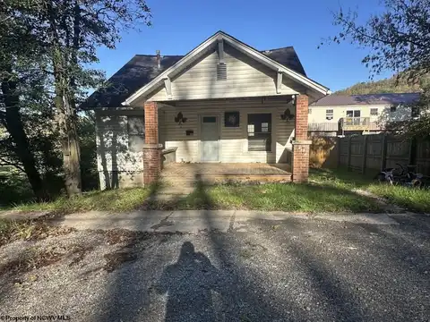 221 Lee Street, Weston, WV 26452