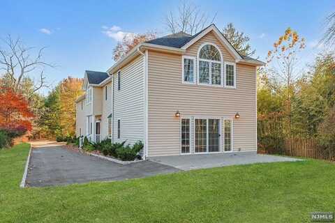 48 Old Tappan Road, Old Tappan, NJ 07675