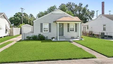 19 W CHALMETTE Circle, Chalmette, LA 70043