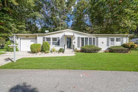 1407 Middle Rd, Calverton, NY 11933