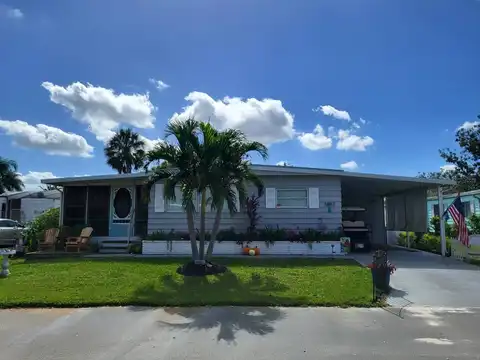 5882 Camelot Dr N, Sarasota, FL 34233