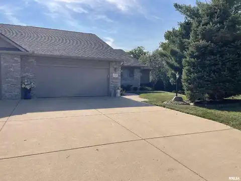 7 COUNTRY CLUB Court, Pekin, IL 61554